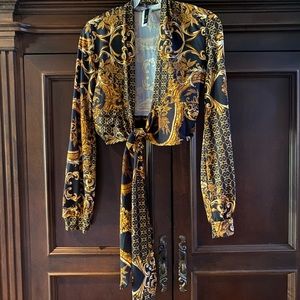 - Cover or cape size M mixed dark colors